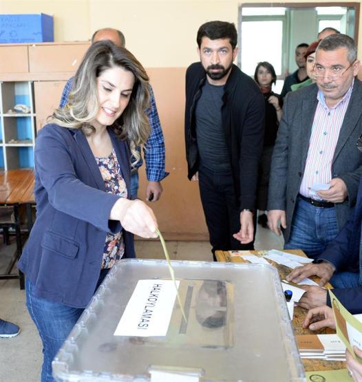 Başak Demirtaş tek başına oy kullandı