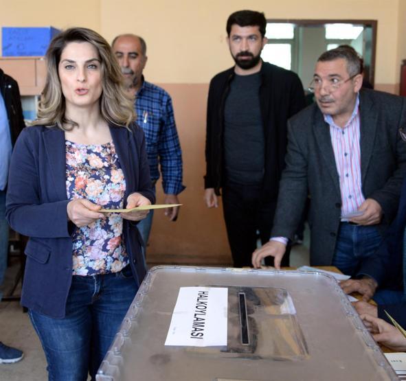 Başak Demirtaş tek başına oy kullandı