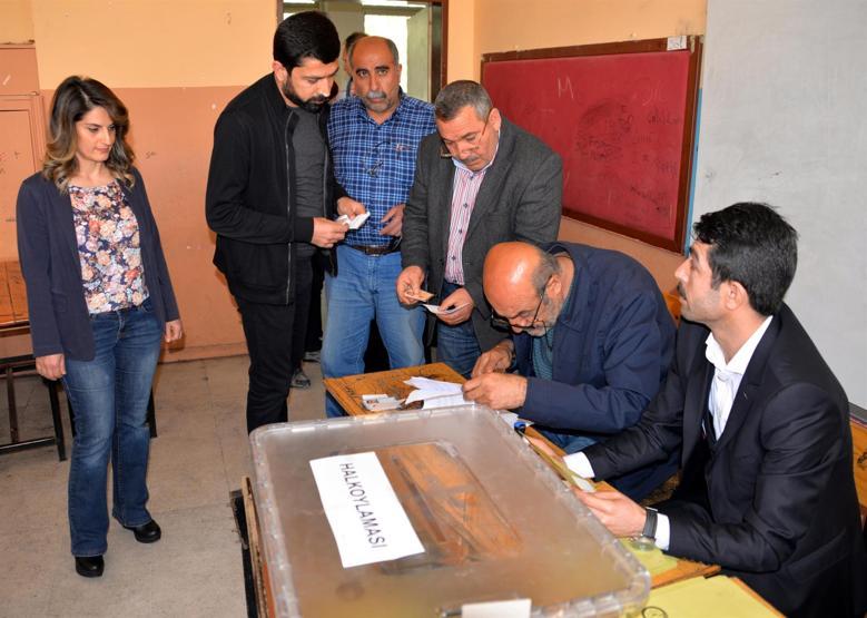 Başak Demirtaş tek başına oy kullandı