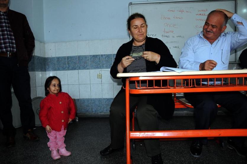 Türkiyenin en kısa boylu kadını oyunu kullandı