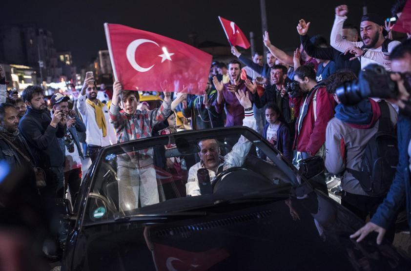 Vatandaşlar referandum sonucunu kutlamaya başladı