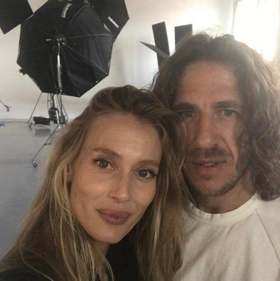 Puyol eşiyle birlikte poz verdi