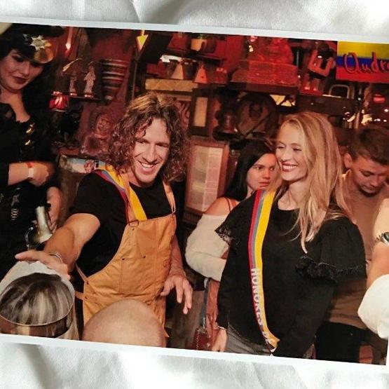 Puyol eşiyle birlikte poz verdi