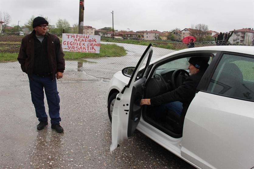 Belediyeye neden yardım edeyim dedi, arazisini telle kapattı