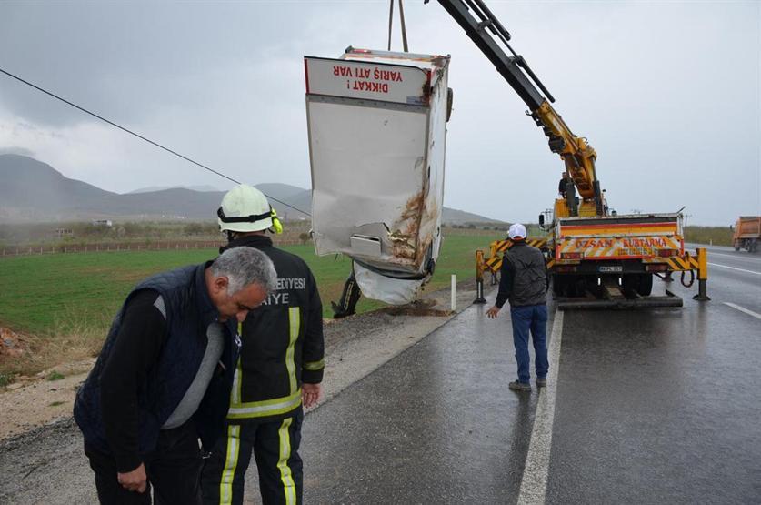 Yarış atlarını taşıyan kamyonet devrildi