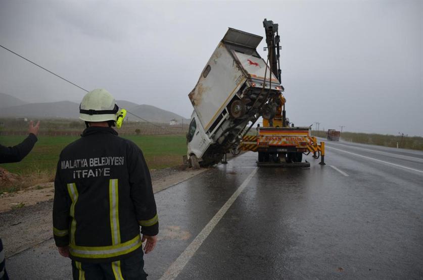 Yarış atlarını taşıyan kamyonet devrildi