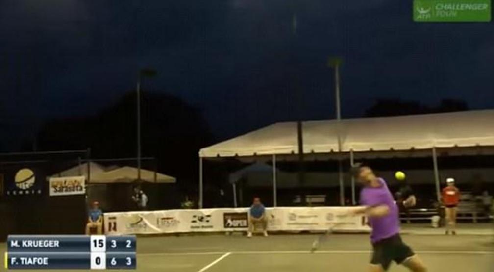 Gürültülü sevişen çift tenis maçına damgasını vurdu