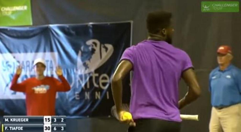 Gürültülü sevişen çift tenis maçına damgasını vurdu