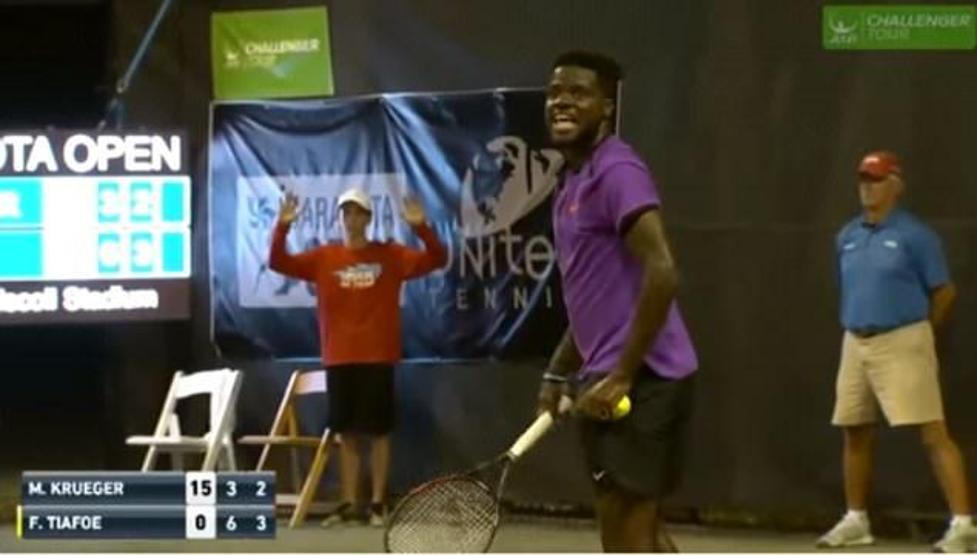 Gürültülü sevişen çift tenis maçına damgasını vurdu