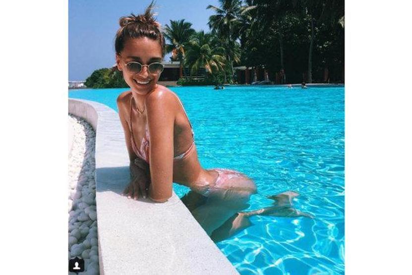 April Love Geary sevgilisine rağmen seksi poz verdi