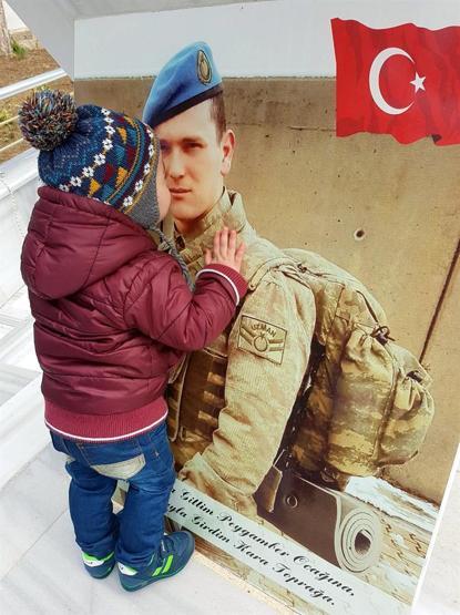 Şehit babasının fotoğrafını öptü