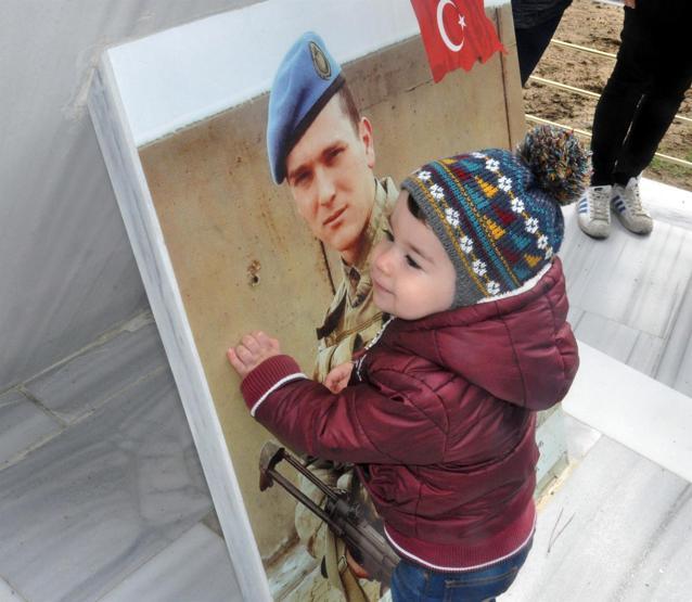 Şehit babasının fotoğrafını öptü