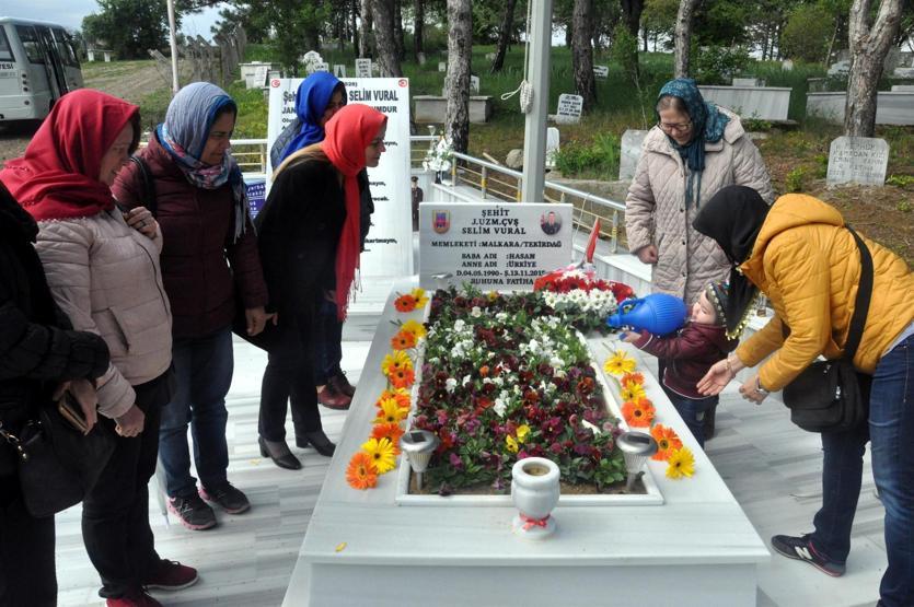 Şehit babasının fotoğrafını öptü