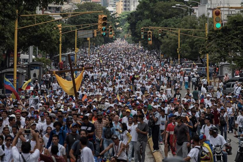 Venezuelada protestolarda ölenler için sessiz yürüyüş
