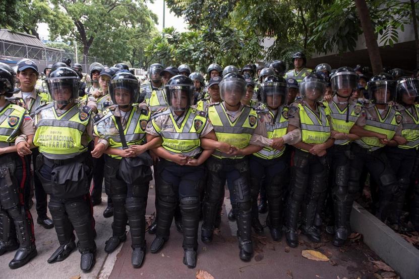 Venezuelada protestolarda ölenler için sessiz yürüyüş