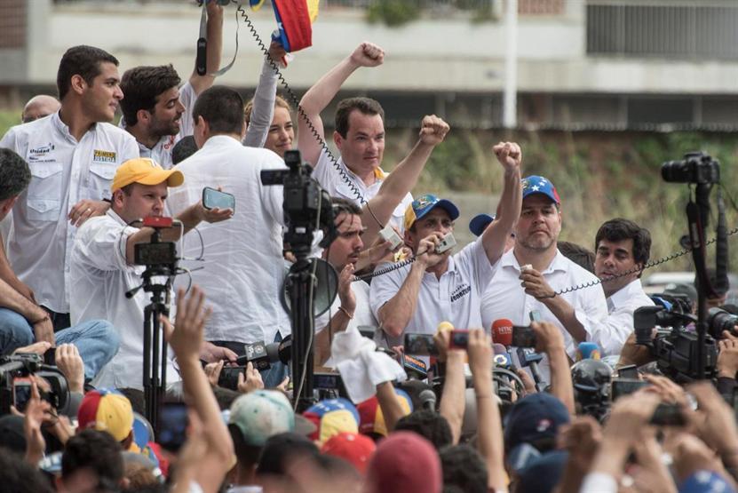 Venezuelada protestolarda ölenler için sessiz yürüyüş