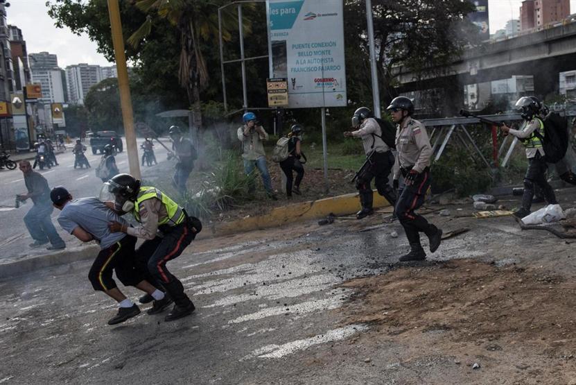 Venezuelada protestolarda ölenler için sessiz yürüyüş