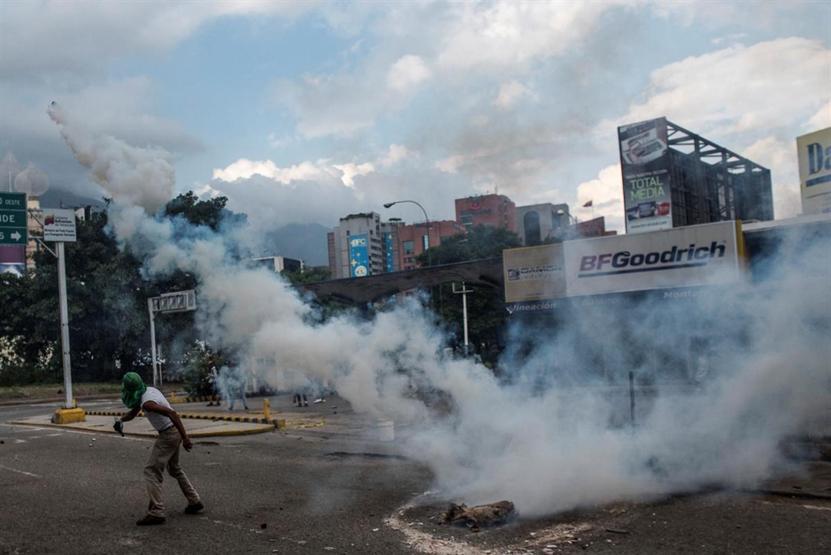 Venezuelada protestolarda ölenler için sessiz yürüyüş