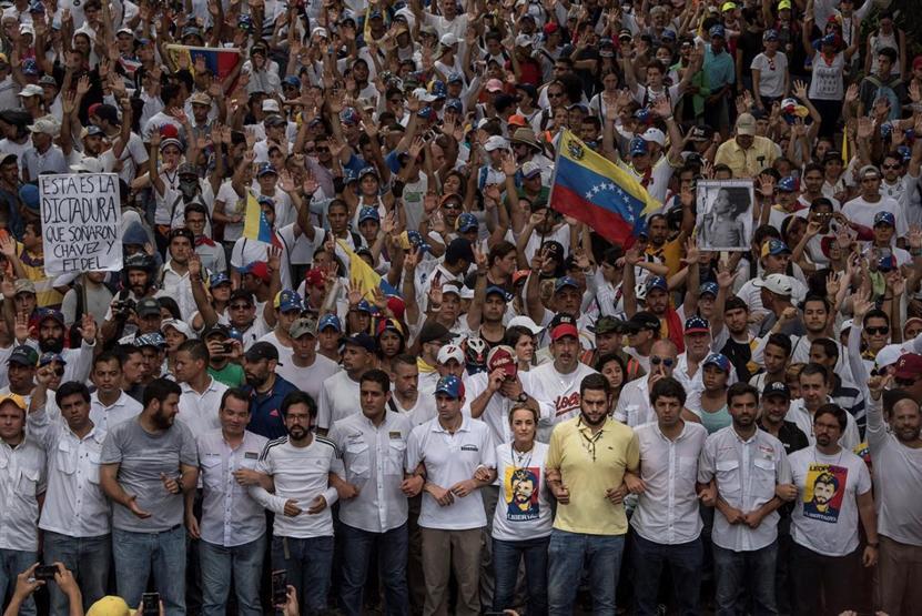 Venezuelada protestolarda ölenler için sessiz yürüyüş
