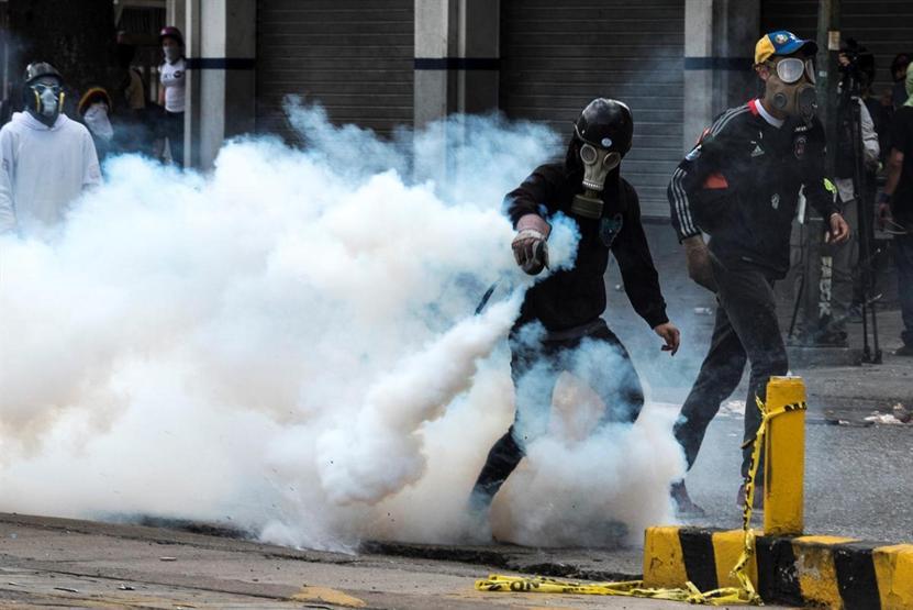 Venezuelada protestolarda ölenler için sessiz yürüyüş