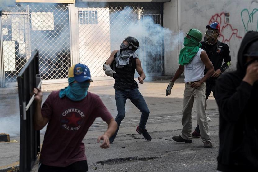 Venezuelada protestolarda ölenler için sessiz yürüyüş