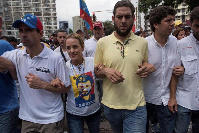 Venezuelada protestolarda ölenler için sessiz yürüyüş