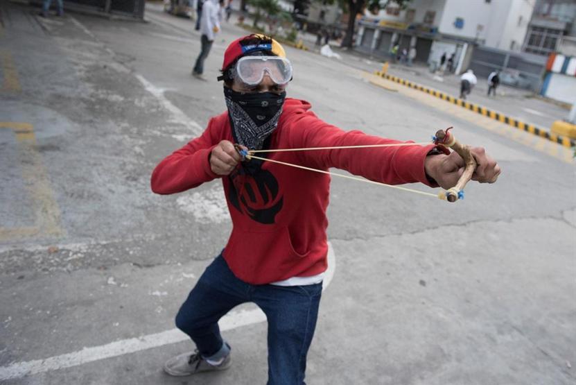 Venezuelada protestolarda ölenler için sessiz yürüyüş