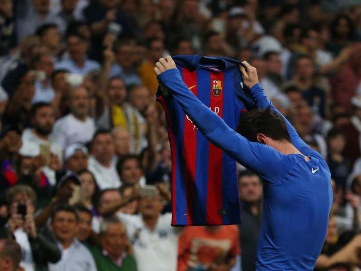 Messi Real Madrid taraftarlarına koştu