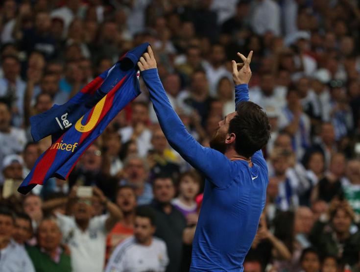 Messi Real Madrid taraftarlarına koştu