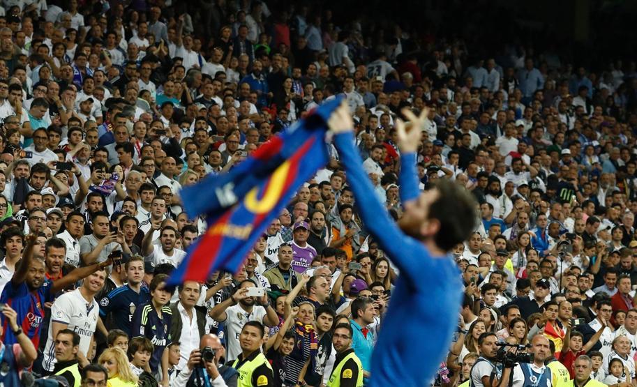 Messi Real Madrid taraftarlarına koştu