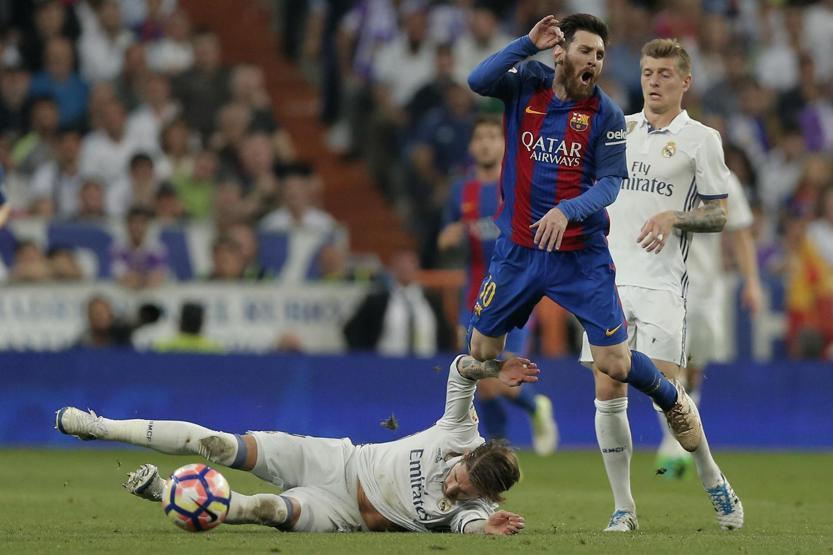 Messi Real Madrid taraftarlarına koştu