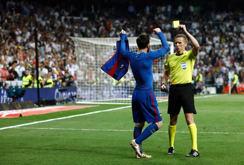 Messi Real Madrid taraftarlarına koştu