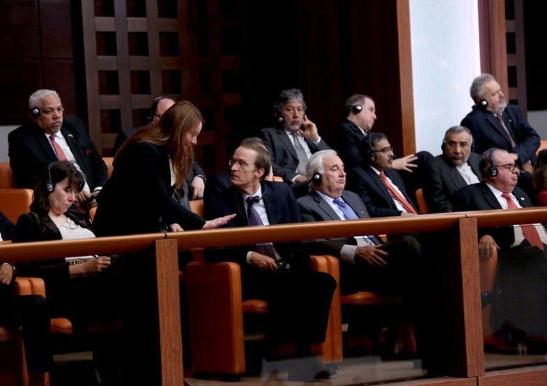 Mecliste bacak bacak üstüne atmayın uyarısı