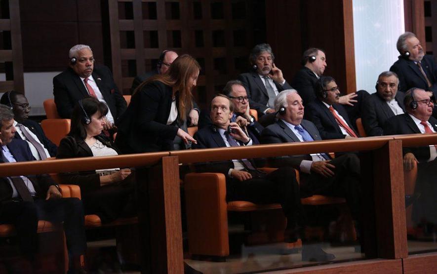Mecliste bacak bacak üstüne atmayın uyarısı