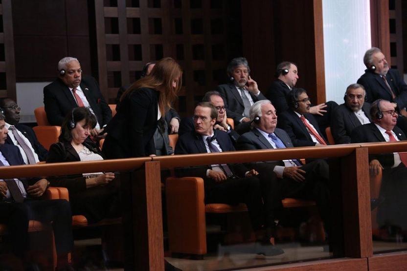 Mecliste bacak bacak üstüne atmayın uyarısı
