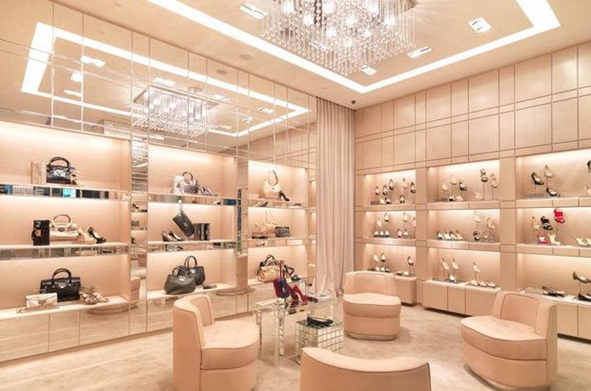 Jimmy Choo kendini açık artırmaya sunuyor