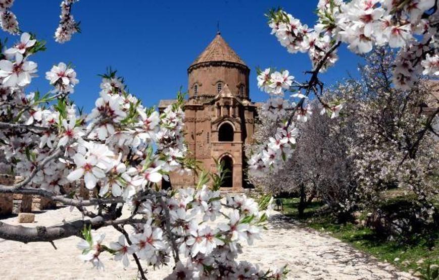 Akdamar Adası baharın güzelliğine büründü