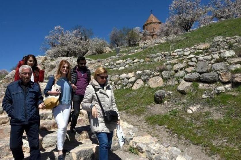 Akdamar Adası baharın güzelliğine büründü