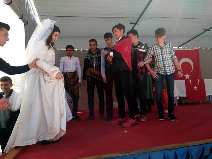 Lise öğrencilerine gelinlik ve damatlık giydirildi