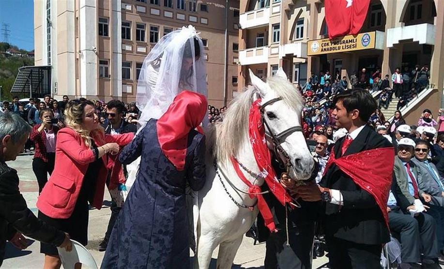 Lise öğrencilerine gelinlik ve damatlık giydirildi