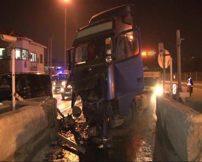 Samandırada TIR gişelere çarptı; 1 yaralı