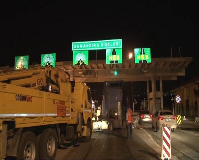 Samandırada TIR gişelere çarptı; 1 yaralı