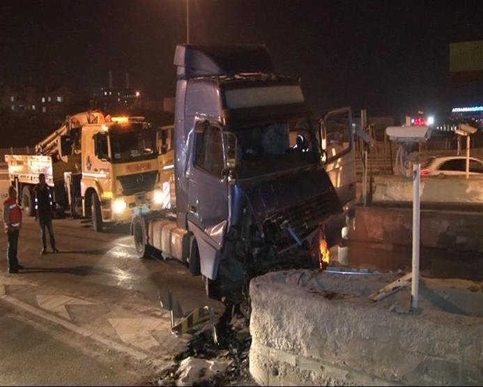 Samandırada TIR gişelere çarptı; 1 yaralı