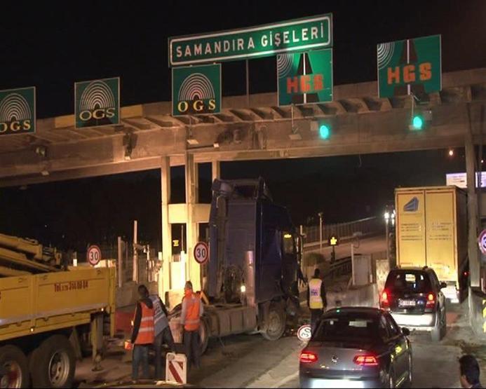 Samandırada TIR gişelere çarptı; 1 yaralı