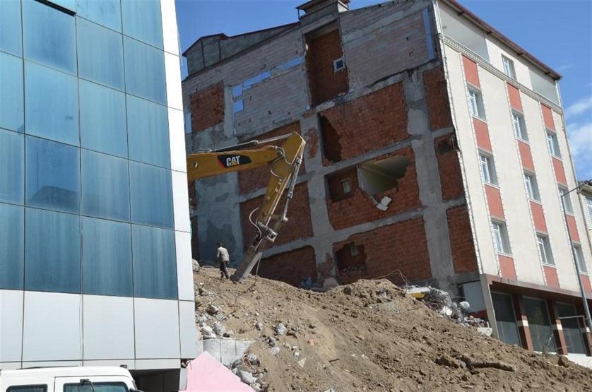 Felakete kıl payı: Yıkmaya çalıştıkları bina üzerlerine çöktü