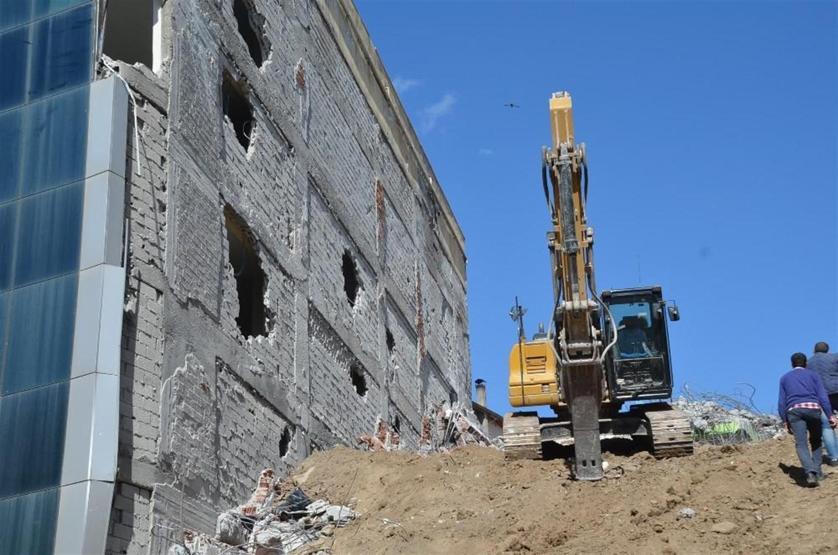 Felakete kıl payı: Yıkmaya çalıştıkları bina üzerlerine çöktü