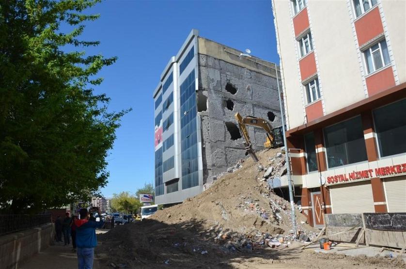 Felakete kıl payı: Yıkmaya çalıştıkları bina üzerlerine çöktü