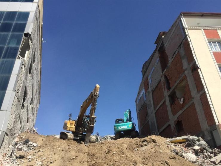 Felakete kıl payı: Yıkmaya çalıştıkları bina üzerlerine çöktü