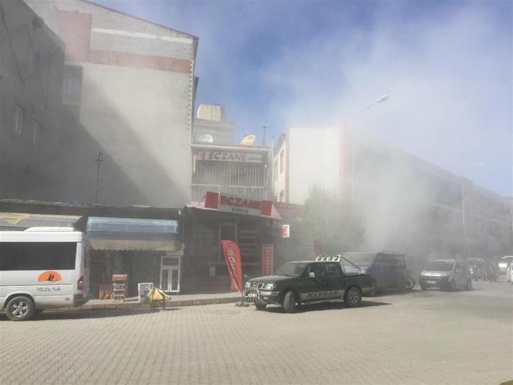 Felakete kıl payı: Yıkmaya çalıştıkları bina üzerlerine çöktü