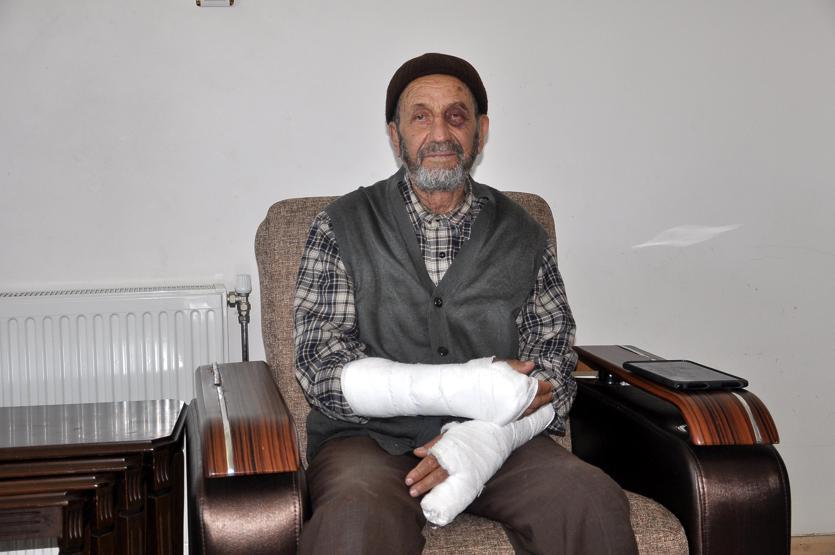 Yaşlı adama saldırıp kollarını kırdılar